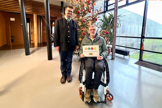 Lehrmeister Michael Saller (rechts) und Schulleiter Peter Hummel freuen sich über das Signet "Bayern barrierefrei" das der Waldbauernschule verliehen wurde.